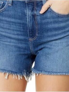 Lee Women's Blue Denim Frayed Hem Shorts. Lee mid rised, frayed shorts.